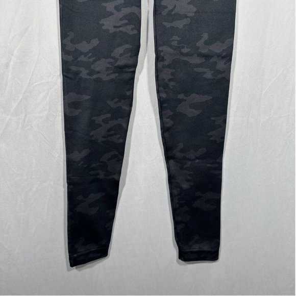 NWT $68 Spanx [ XS Medium ] Look At Me Now Seamless Leggings Black‎ Camo - Picture 11 of 13